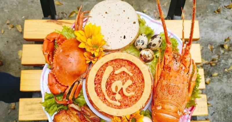 Bộ tam sên truyền thống trên mâm cúng với thịt, trứng, tôm luộc 